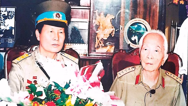 Anh hùng LLVTND Đinh Hữu Thuần trong một lần được gặp Đại tướng Võ Nguyên Giáp.