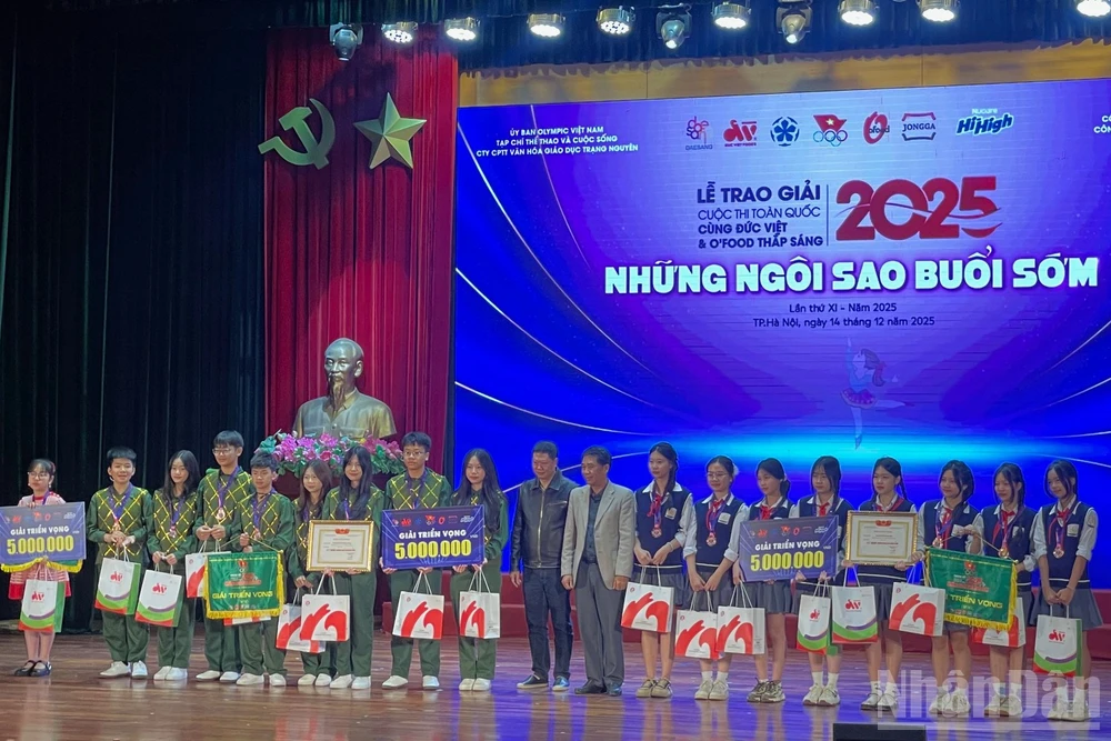 Ban tổ chức trao giải Triển vọng cho các tập thể.