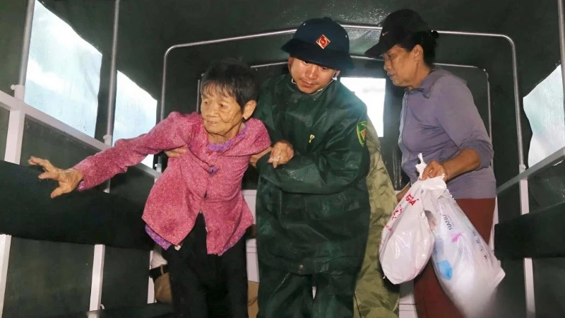 Phường Cửa Lò (Nghệ An) khẩn trương sơ tán người dân đến nơi an toàn trước bão số 5. (Ảnh: ĐÌNH TUYÊN)