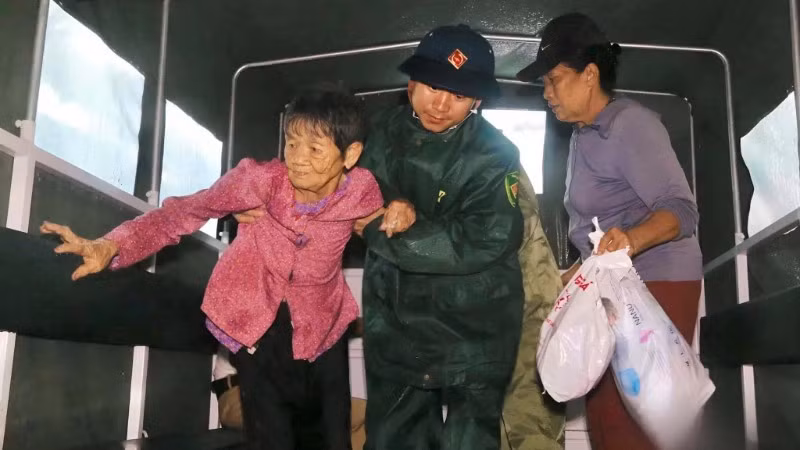 Phường Cửa Lò (Nghệ An) khẩn trương sơ tán người dân đến nơi an toàn trước bão số 5. (Ảnh: ĐÌNH TUYÊN)