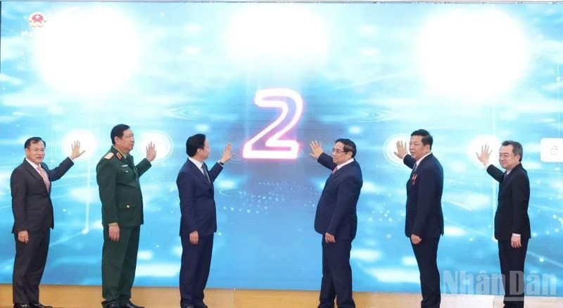 Thủ tướng Phạm Minh Chính, Phó Thủ tướng Trần Hồng Hà, Trưởng Ban Chính sách, Chiến lược Trung ương Nguyễn Thanh Nghị, Bộ trưởng Xây dựng Trần Hồng Minh,... thực hiện nghi lễ phát lệnh vận hành các nền tảng số trọng điểm ngành Xây dựng.