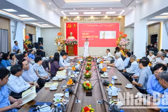 Đông đảo các đại biểu, khách mời... đã tham dự lễ ra mắt sách. (Ảnh: THÀNH ĐẠT)