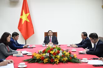 Thủ tướng Phạm Minh Chính điện đàm với Thủ tướng Singapore Lawrence Wong.
