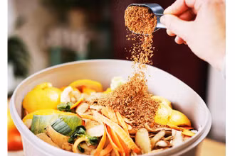 Nhiều người nội trợ tại Hà Nội đã thực hiện phương pháp xử lý rác thải Bokashi.