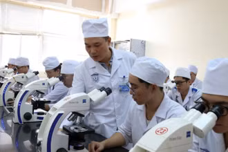 Giảng viên Bộ môn Ký sinh trùng và côn trùng (Học viện Quân y) hướng dẫn học viên thực hành soi tiêu bản ký sinh trùng.