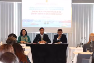  Ông Vũ Văn Diện (giữa), Phó Chủ tịch Thường trực Ủy ban nhân dân tỉnh Quảng Ninh cùng các lãnh đạo tỉnh, trao đổi với các đại biểu tham dự diễn đàn. (Ảnh: Hương Giang/PV TTXVN tại Bỉ)
