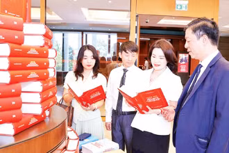 Phong trào Học và làm theo Bác đã góp phần nâng cao chất lượng công tác biên tập, xuất bản, phát hành các ấn phẩm của Nhà Xuất bản Chính trị quốc gia Sự thật. (Ảnh: HOÀNG LÂM)