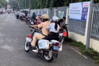 Lực lượng Cảnh sát giao thông đã dùng xe mô-tô tuần tra hỗ trợ đưa em Thư đổi thẻ dự thi.
