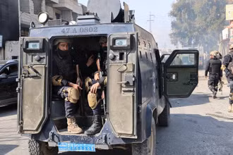 Các thành viên của lực lượng an ninh Syria tuần tra trên một con phố ở tỉnh Latakia, tây bắc Syria, ngày 9/3/2025. (Ảnh: Tân Hoa xã)