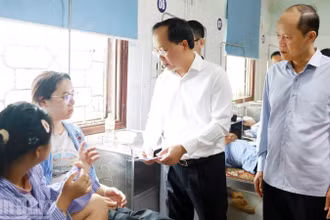 Đồng chí Nguyễn Duy Lâm, Bí thư Tỉnh ủy Hà Tĩnh đến thăm hỏi, động viên các nạn nhân.