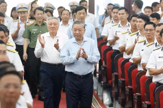 Tổng Bí thư Tô Lâm đến thăm, làm việc với Vùng 5 Hải quân. (Ảnh: Thống Nhất/TTXVN) 