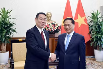 Phó Thủ tướng, Bộ trưởng Ngoại giao Bùi Thanh Sơn tiếp Đoàn đại biểu Đảng Cộng sản Nhật Bản, do đồng chí Tanaka Yu, Phó Chủ tịch Đoàn Chủ tịch dẫn đầu. (Ảnh: QUANG HÒA/Thế giới & Việt Nam)