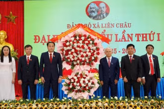 Nguyên Ủy viên Bộ Chính trị Ngô Văn Dụ chúc mừng Đại hội.