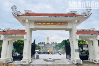 Khu lưu niệm nghệ thuật Đờn ca tài tử Nam Bộ và nhạc sĩ Cao Văn Lầu, ở phường Bạc Liêu (tỉnh Cà Mau) đã xuống cấp, tiếp tục được đẩy nhanh thi công sửa chữa, nâng cấp. (Ảnh: TRỌNG DUY)