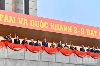 Các vị lãnh đạo Đảng, Nhà nước, khách mời quốc tế tại lễ kỷ niệm. (Ảnh: DUY LINH)