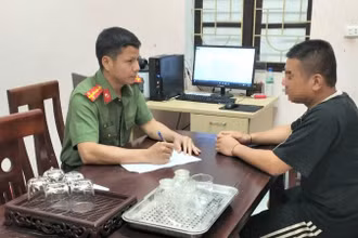 Công an làm việc với anh L.T.S. về thông tin sai sự thật anh này đăng tải trên Facebook cá nhân. (Ảnh: Công an Nghệ An)