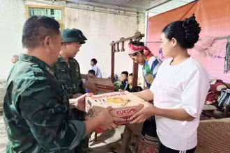 Đồn Biên phòng Na Ngoi cùng cấp ủy, chính quyền xã Na Ngoi lắp 100m đường ống thoát nước nhằm ngăn ngừa ứ đọng nước gây sạt lở tại bản Tẳng Phăn; đồng thời tuyên truyền, hỗ trợ 6 hộ gia đình di dời tạm thời trước nguy cơ bị sạt lở.