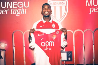 Pogba rạng rỡ trong mầu áo mới Monaco sau hai năm bị cấm thi đấu vì dương tính với chất cấm.