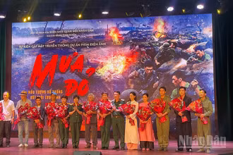 Đoàn làm phim "Mưa đỏ" tại buổi ra mắt.