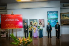 Đại diện hậu duệ danh hoạ Nguyễn Phan Chánh trao những suất học bổng đầu tiên của Quỹ mang tên ông cho sinh viên Trường đại học Mỹ thuật Việt Nam, tháng 10/2025.