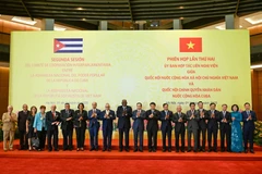 Chủ tịch Quốc hội Việt Nam Trần Thanh Mẫn và Chủ tịch Quốc hội Cuba Esteban Lazo Hernandez với đại biểu hai nước dự phiên họp. (Ảnh DUY LINH)