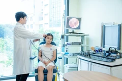 Bác sĩ Trung tâm Tai Mũi Họng, Bệnh viện Đa khoa Tâm Anh, Thành phố Hồ Chí Minh nội soi tai cho bệnh nhi.