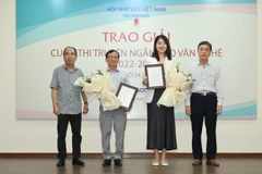 Hai tác giả đạt giải Nhì, Vũ Ngọc Thư (thứ hai, từ trái sang) và Ngô Tú Ngân (thứ ba, từ trái sang), nhận Chứng nhận và hoa chúc mừng từ Chủ tịch Hội Nhà văn Việt Nam Nguyễn Quang Thiều và Chủ tịch Hội đồng Giám khảo Nguyễn Bình Phương.