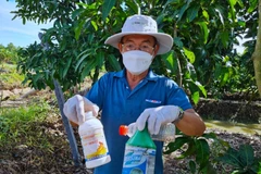 Việc lạm dụng các hóa chất bảo vệ thực vật, chất diệt cỏ sẽ để lại những mối nguy hiểm dài lâu do lượng tồn dư của chúng trong đất và nguồn nước.