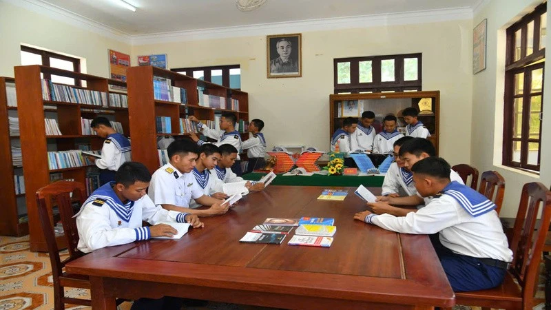 Văn Hóa Đọc Nở Rộ Nơi Biên Cương: Sách Là Sợi Dây Kết Nối Đất Liền Với Trường Sa