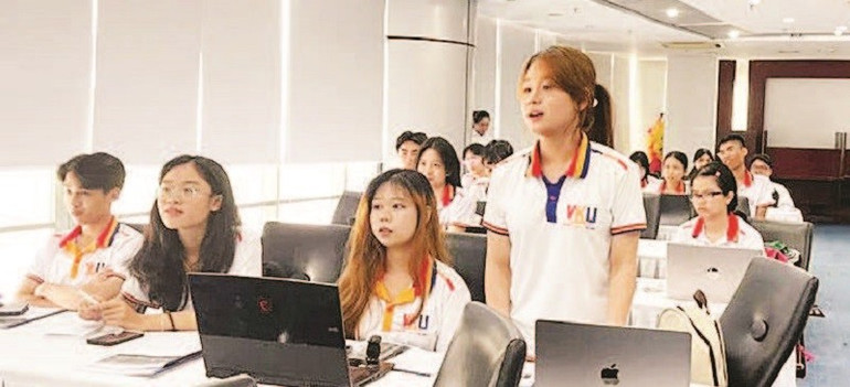 Sinh viên trao đổi tại buổi tập huấn. (Ảnh BAN TỔ CHỨC) da-nang111.jpg