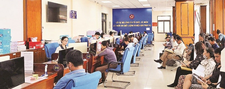 Người dân đến làm thủ tục hành chính tại Trung tâm phục vụ hành chính công tỉnh Kon Tum. tin-van.jpg