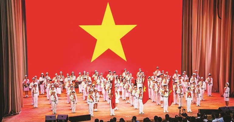 Học sinh chào cờ tại Nhà hát Măng Non. goc-anh-1.jpg