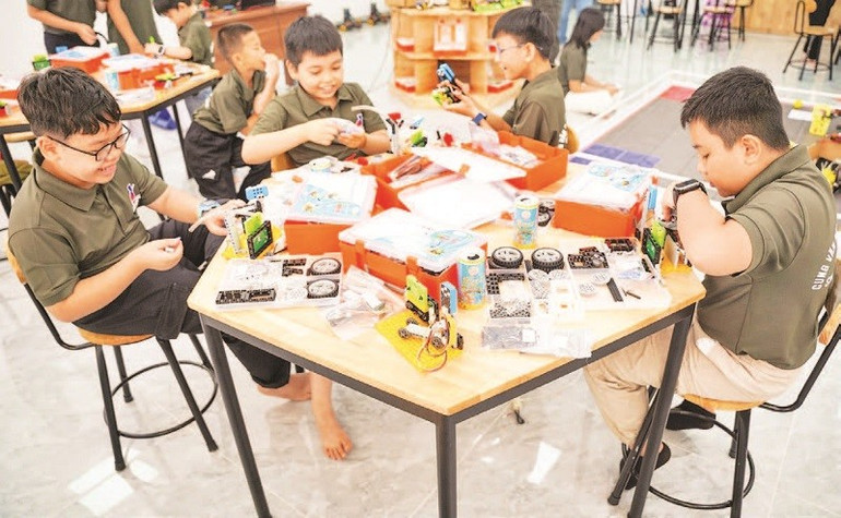 Học sinh trải nghiệm lắp ráp robot tại một lớp học ở Cung Văn hóa Thiếu nhi. goc-anh-3.jpg