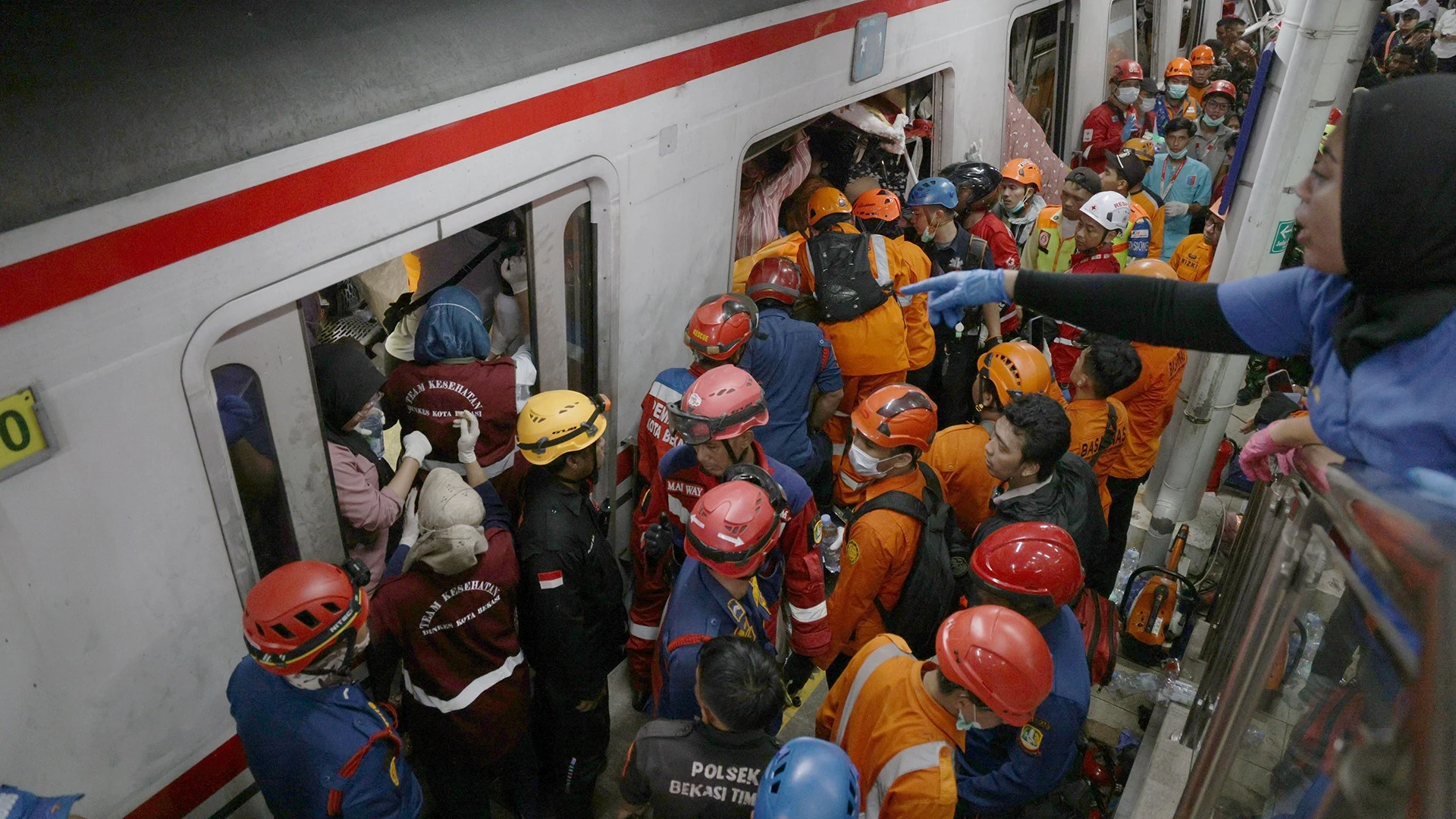 Va chạm tàu hỏa nghiêm trọng tại Indonesia: 14 người thiệt mạng