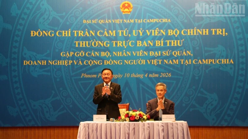 Thường trực Ban Bí thư Trần Cẩm Tú chúc Tết cộng đồng người Việt tại Campuchia
