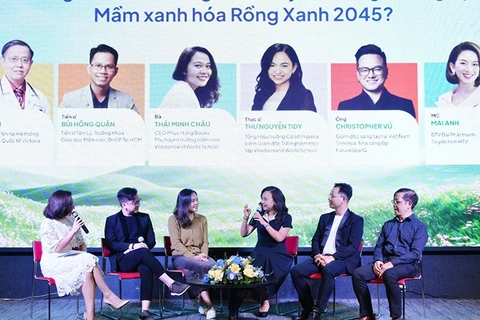 Các chuyên gia, nhà giáo dục và đại diện phụ huynh tham gia phiên thảo luận tại diễn đàn.