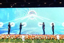 Các đại biểu bấm nút khởi động ứng dụng Viet Nam Customs Data.