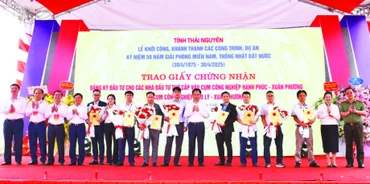 Lãnh đạo tỉnh Thái Nguyên trao giấy chứng nhận đăng ký đầu tư cho hàng loạt dự án đầu tư vào các khu, cụm công nghiệp.