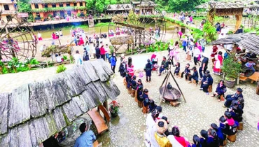 Bản du lịch cộng đồng Cát Cát là điểm đến yêu thích của nhiều du khách trong nước và nước ngoài. (Ảnh CÔNG HẢI)