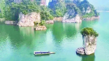 1- Danh thắng Cọc Vài, xã Thượng Lâm thu hút rất đông du khách đến tham quan.