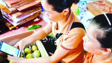 Nông dân Lạng Sơn bán na qua sàn thương mại điện tử.