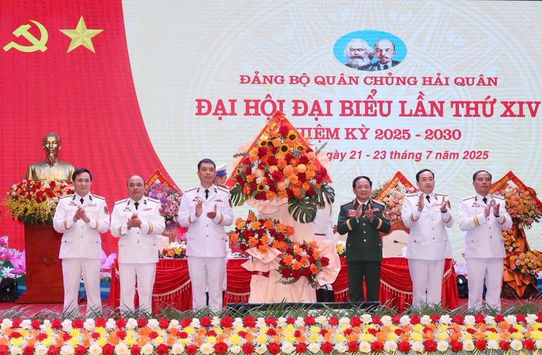 Đại tướng Trịnh Văn Quyết, Chủ nhiệm Tổng cục Chính trị Quân đội nhân dân Việt Nam tặng hoa chúc mừng Đại hội. 220725-am.jpg