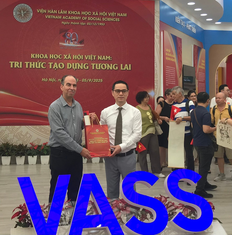 Phó Giáo sư, Tiến sĩ Tạ Minh Tuấn, Phó Chủ tịch Viện Hàn lâm Khoa học xã hội Việt Nam, tặng quà lưu niệm cho Đại sứ Cuba tại Việt Nam Rogelio Polanco Fuentes. (Ảnh: KHẮC KIÊN) tmttq.jpg