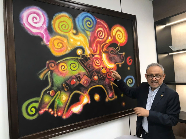ឯកអគ្គរដ្ឋទូត Ruben Omar Orozco Burgos ណែនាំគំនូរដល់គណៈប្រតិភូ។ (រូបថត៖ KHAC KIEN) dsgtbt.jpg