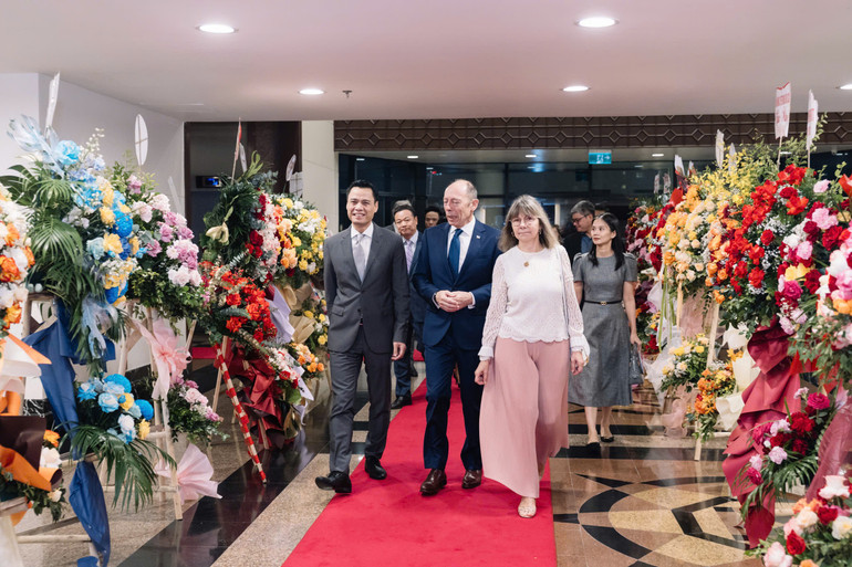 Đại sứ Raul Pollak Giamprieto đón chào Thứ trưởng Đặng Hoàng Giang tới dự lễ kỷ niệm. (Ảnh: ĐSQ Uruguay tại Việt Nam) a2.jpg