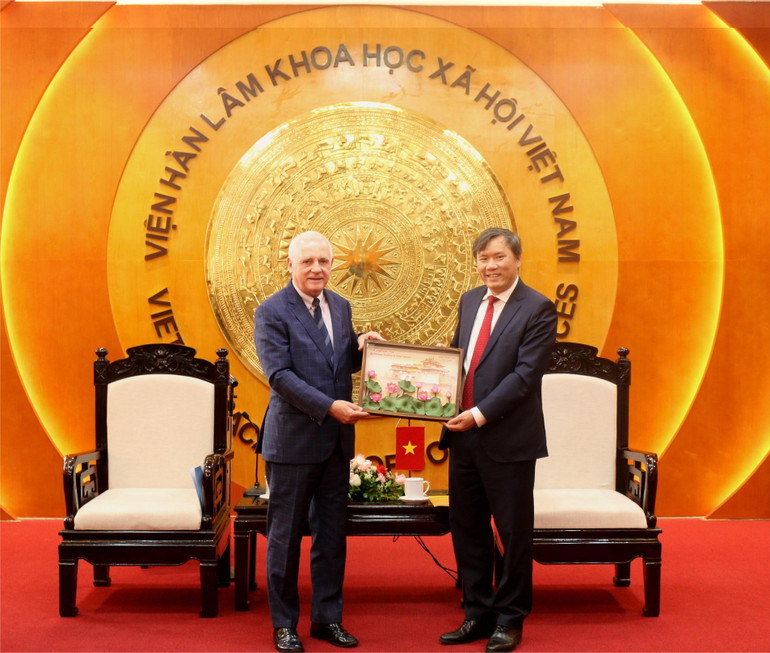 VASS President Le Van Loi presents a souvenir painting to Ambassador Marcos Antonio Bednarski. (Photo: VASS) img-8821.jpg