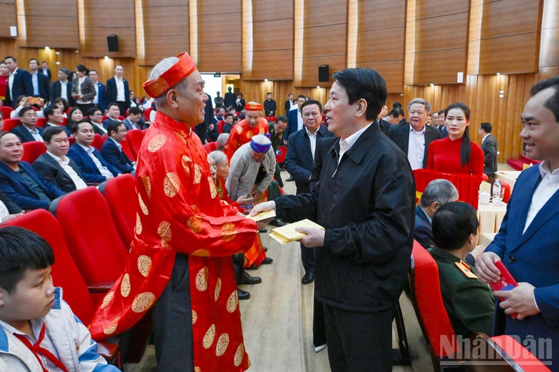 Chủ tịch nước Lương Cường thăm, chúc Tết người cao tuổi tỉnh Lào Cai.