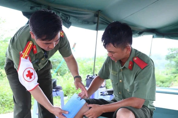 Các bác sĩ bệnh viện 19-8 tham gia công tác chăm sóc sức khỏe cho chiến sĩ tập luyện diễu binh, diễu hành. (Ảnh: bệnh viện cung cấp)