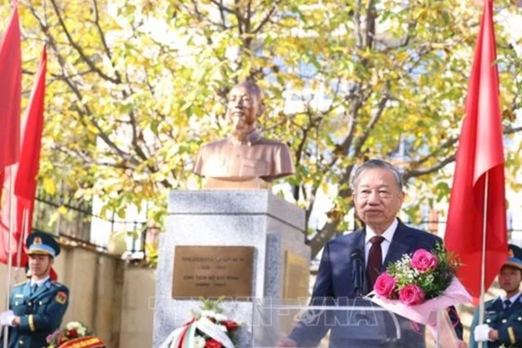 Tổng Bí thư Tô Lâm phát biểu tại Lễ khánh thành Tượng Chủ tịch Hồ Chí Minh trong khuôn viên Đại sứ quán Việt Nam tại Bulgaria. (Ảnh: Thống Nhất/TTXVN) 