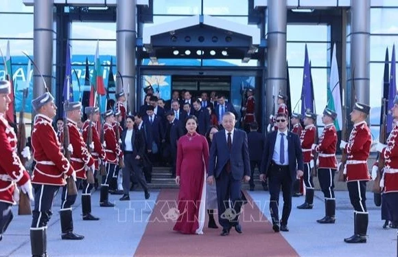 Lễ tiễn Tổng Bí thư Tô Lâm và Phu nhân tại sân bay quốc tế Sofia. (Ảnh: Thống Nhất/TTXVN)